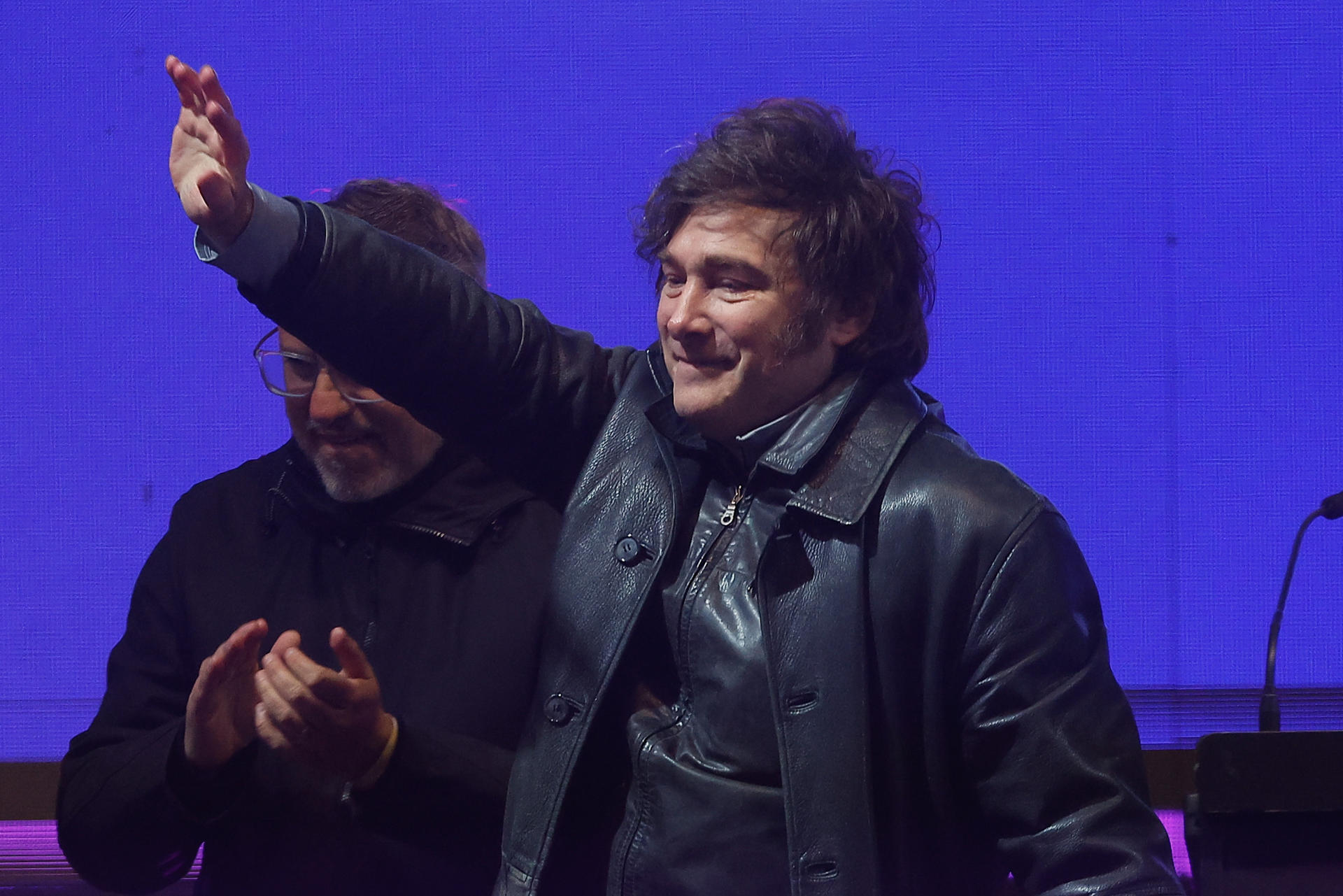 El presidente de Argentina, Javier Milei, saluda durante el cierre de campaña de su partido La Libertad Avanza (LLA) este miércoles, en Moreno (Argentina). EFE/ Juan Ignacio Roncoroni