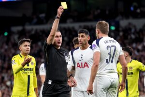 El jugador del Tottenham Micky van de Ven (d) recibe amarilla del árbitro Rade Obrenovic durante el partido de la fase de liga de la UEFA Champions League league que han jugado Tottenham Hotspur y Villarreal CF en Londres, Reino Unido. EFE/EPA/ANDY RAIN