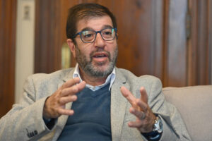 Fotografía del 29 de agosto de 2025 del presidente del Frente Amplio, Fernando Pereira, hablando en una entrevista con EFE en Montevideo (Uruguay). EFE/ Federico Gutiérrez