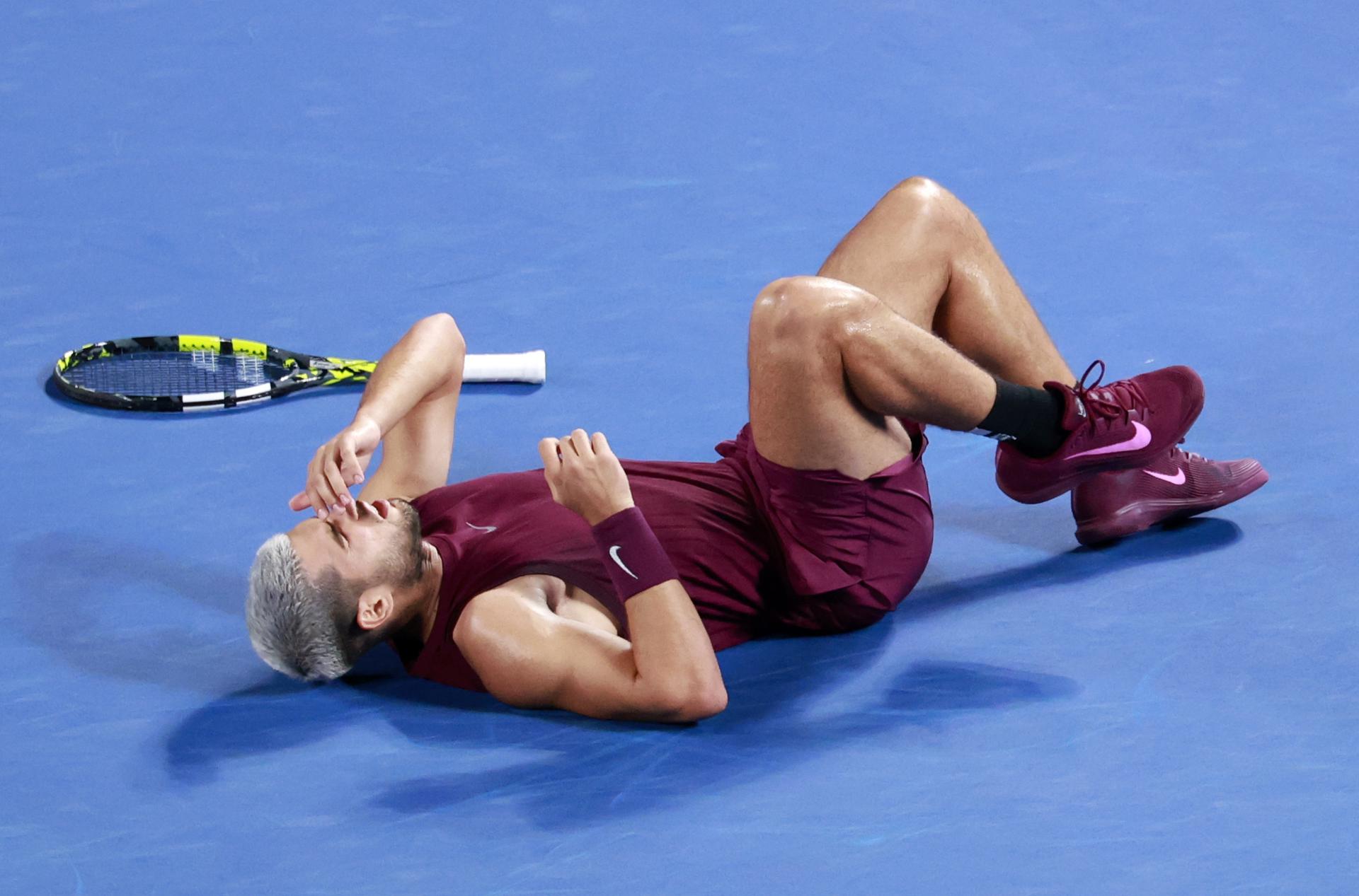 El tenista español Carlos Alcaraz se lamenta por una lesión sufrida durante el partido contra el argentino Sebastián Báez en el torneo de Tokio disputado este jueves. EFE/ FRANCK ROBICHON
