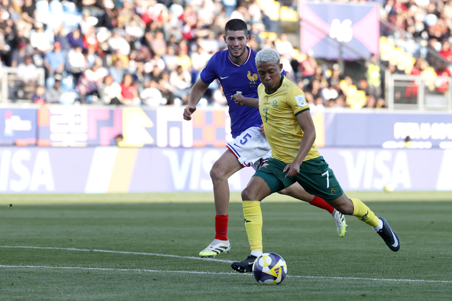 Elyaz Zidane (i) de Francia disputa un balón con Shakeel April de Sudáfrica golpea un balón en un partido del grupo E de la Copa Mundial Sub-20. EFE/ Elvis González
