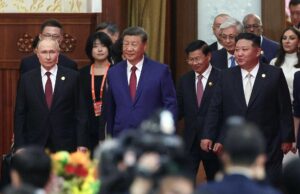 El presidente ruso, Vladímir Putin (I), el presidente chino, Xi Jinping (C), y el líder norcoreano, Kim Jong Un (D). EFE/EPA/VLADIMIR SMIRNOV/SPUTNIK/KREMLIN POOL MANDATORY CREDIT