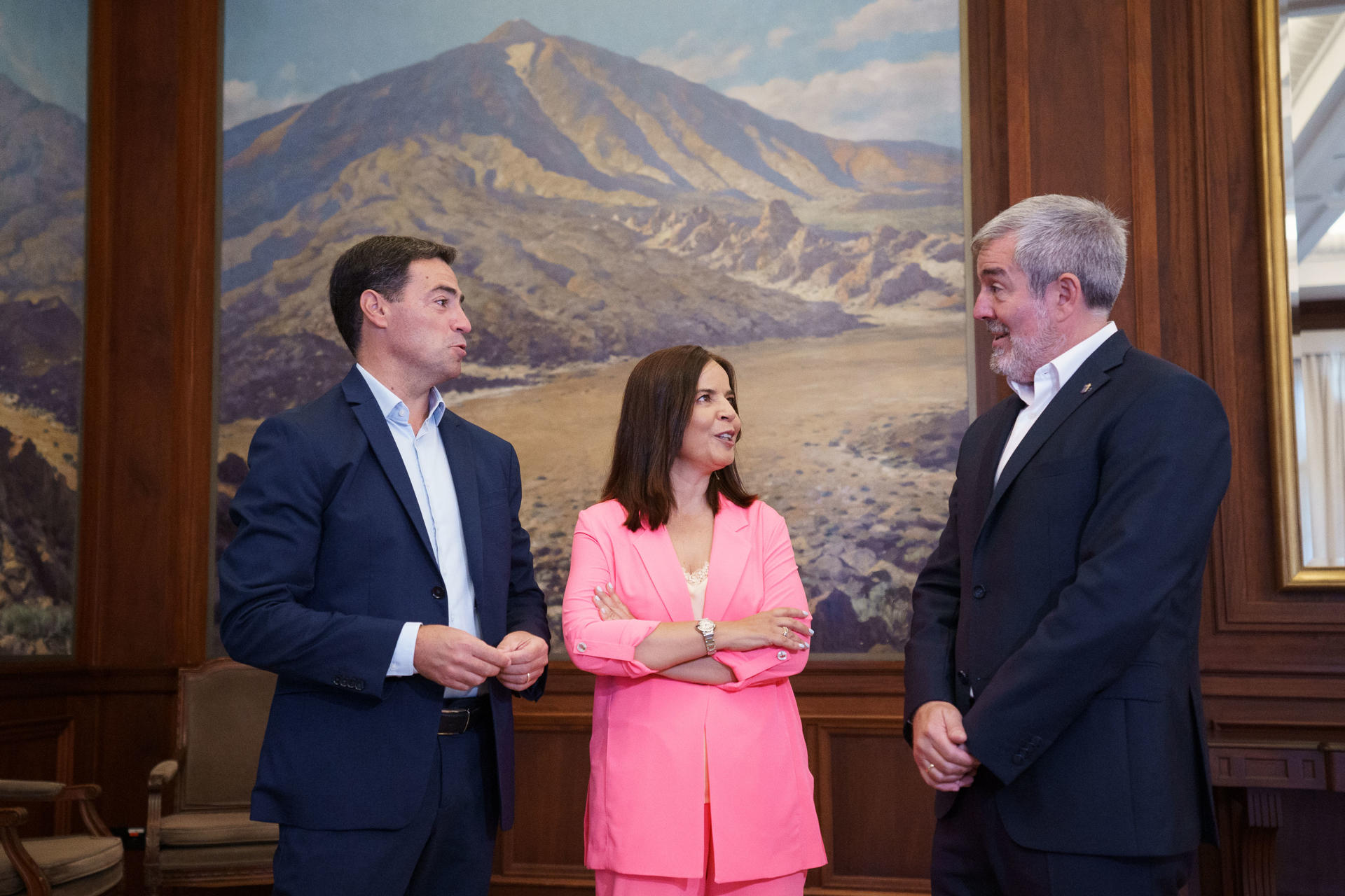 El presidente de Canarias, Fernando Clavijo (d), y el lehendakari, Imanol Pradales (i), junto a la directora de Cadena SER en Canarias, Lourdes Santana (c), participan este viernes en Santa Cruz de Tenerife, en el foro organizado por Cadena SER. EFE/Ramón de la Rocha
