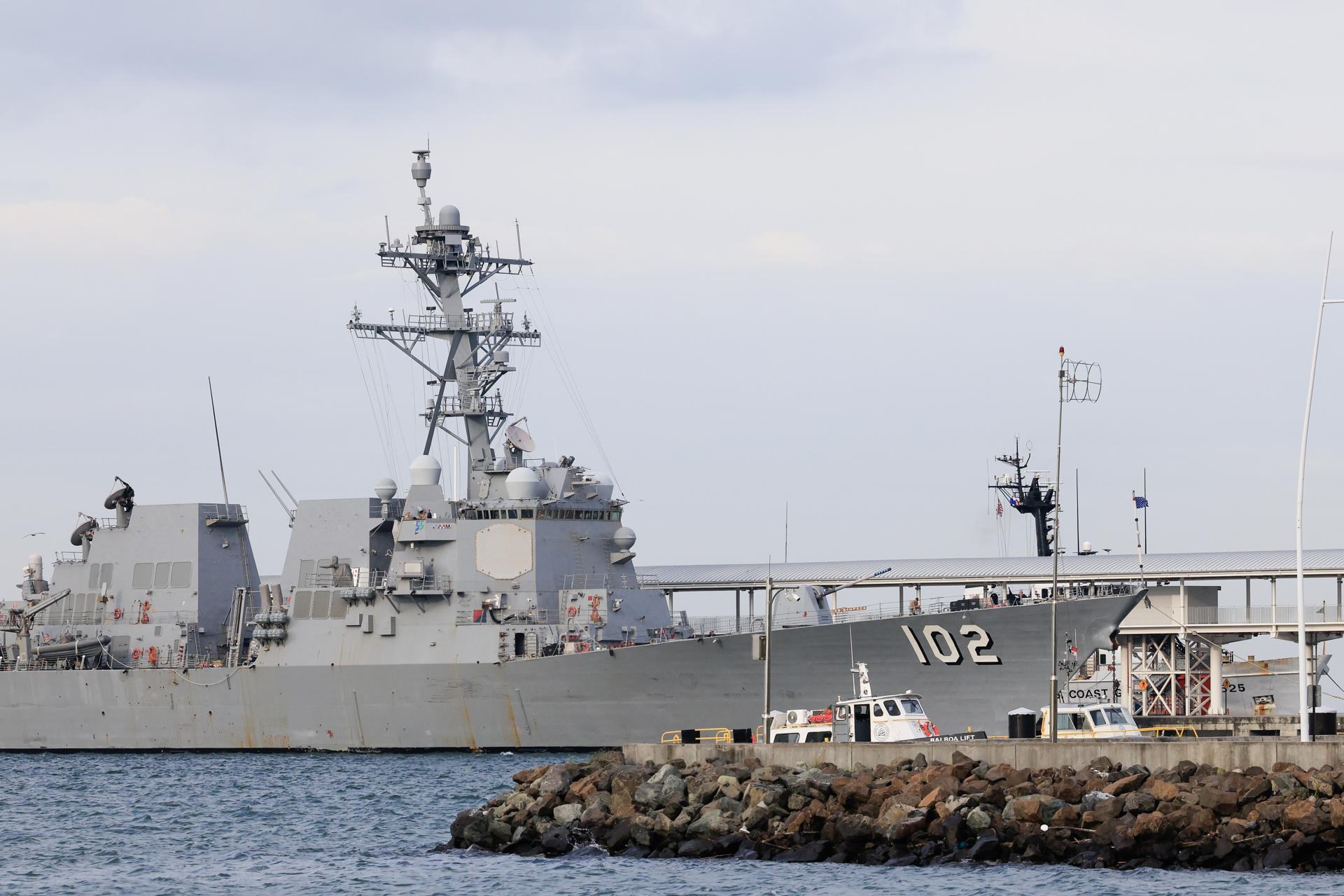 Fotografía que muestra el buque de guerra USS Sampson (DDG-102) de Estados Unidos este miércoles, en la Terminal de Cruceros Amador, en Ciudad de Panamá (Panamá). EFE/ Bienvenido Velasco

