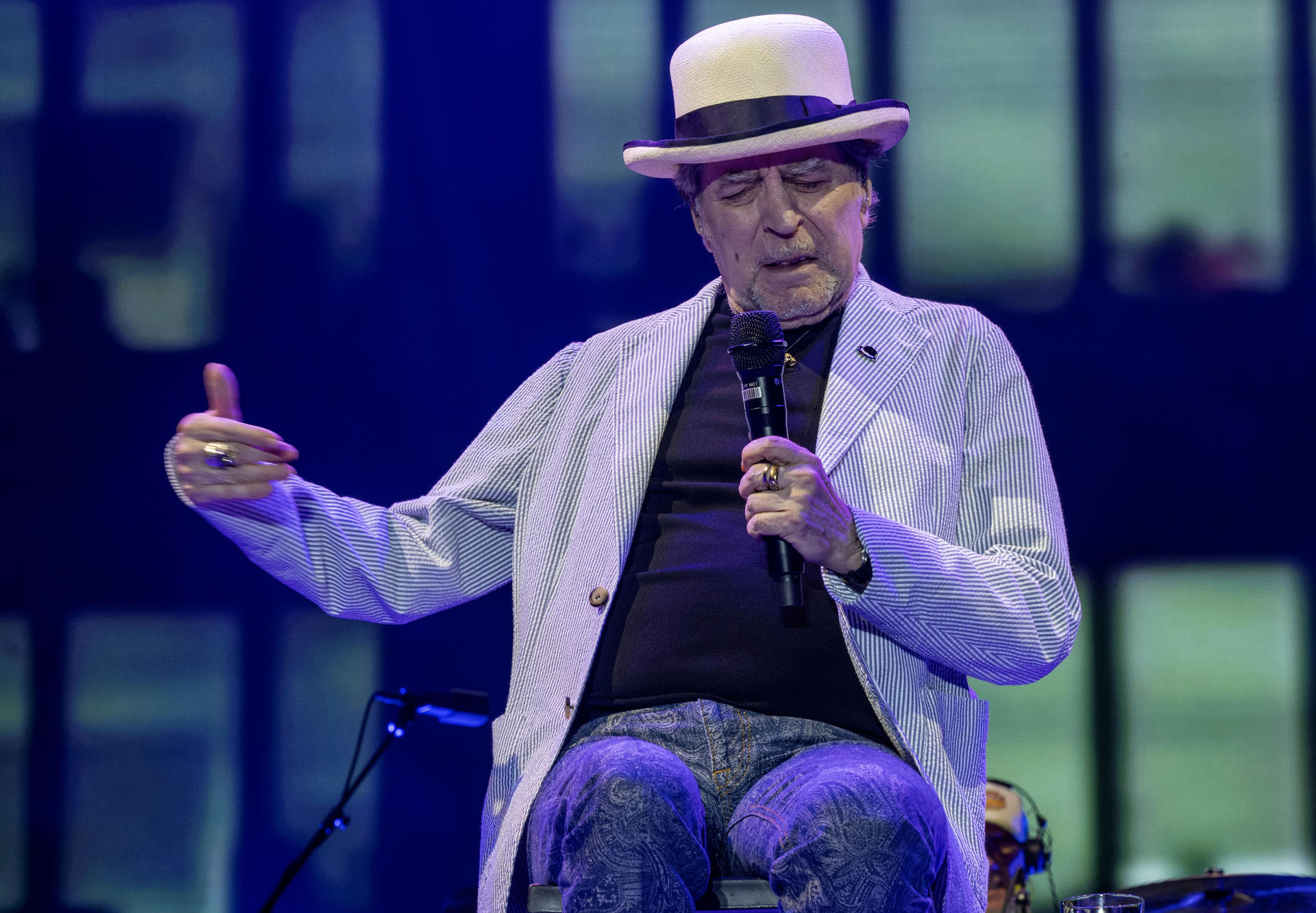 El cantante Joaquín Sabina durante el concierto ofrecido este sábado en la ciudad jienense de Úbeda. EFE/José Manuel Pedrosa
