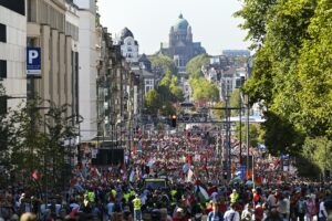 Manifestación de decenas de miles de personas y más de 200 organizaciones civiles en Bruselas para exigir el fin de cualquier relación con Israel por los crímenes perpetrados en Gaza. EFE/EPA/FREDERIC SIERAKOWSKI