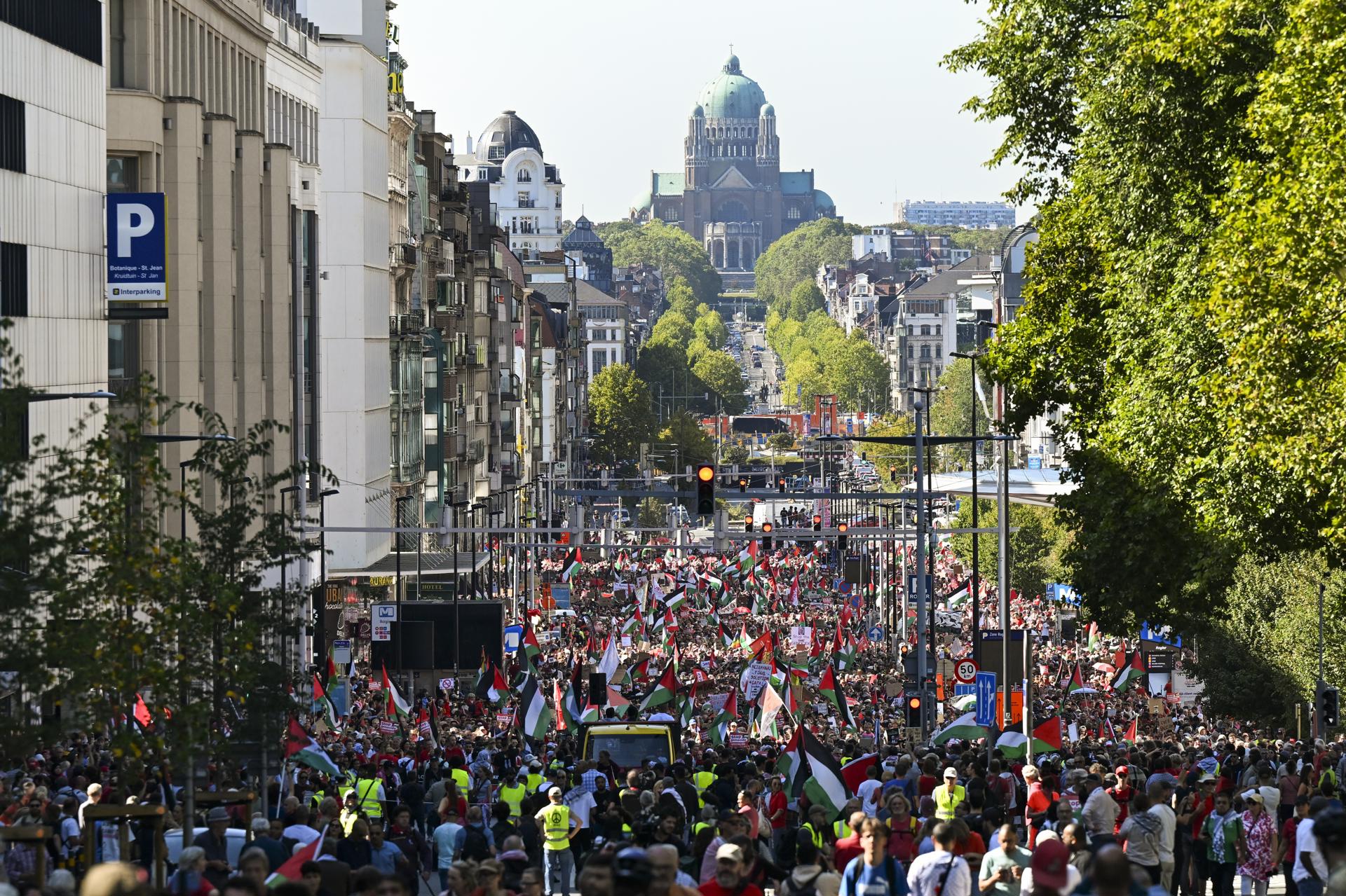 Manifestación de decenas de miles de personas y más de 200 organizaciones civiles en Bruselas para exigir el fin de cualquier relación con Israel por los crímenes perpetrados en Gaza. EFE/EPA/FREDERIC SIERAKOWSKI