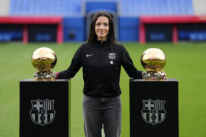 Fotografía de Alejandro García, en la que puede verse en una imagen de archivo del 31 de octubre de 2024 a la centrocampista del Barcelona Aitana Bonmatí con los dos títulos del Balón de Oro conquistados antes de este lunes. EFE