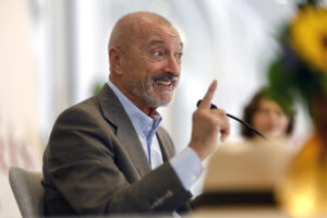 El escritor Arturo Pérez-Reverte, este martes duarnte la presentación de su nueva novela sobre el capitán Alatriste, 'Misión en París', coincidiendo con el 30 aniversario de la saga con la que se adentró en el Siglo de Oro español, y que, traducida a más de 40 idiomas, ha vendido más de cuatro millones ejemplares solo en España.-EFE/ Rodrigo Jiménez