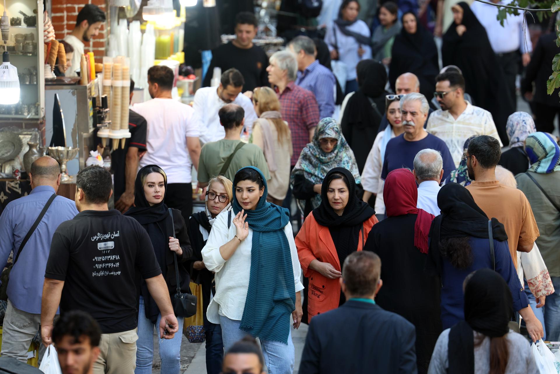 Teherán, 29 sep (EFE).- Iraníes comprando en el Grand Bazar de Teherán.  El regreso de las sanciones del Consejo de Seguridad Nacional de la ONU contra Irán ha encendido la preocupación y la incertidumbre en una población que siente cada día el impacto directo en sus bolsillos y en su vida diaria de una inflación superior al 45 % y un rial en mínimos históricos. EFE/EPA/ABEDIN TAHERKENAREH
