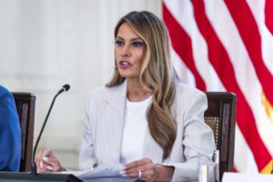 Fotografía de la primera dama de EE.UU., Melania Trump, habla en la Casa Blanca, en Washington, DC, el 4 de septiembre de 2025. EFE/JIM LO SCALZO / POOL
