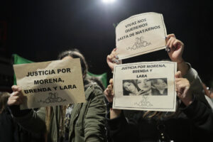 Personas sostienen carteles durante una manifestación este 25 de septiembre de 2025, en Buenos Aires (Argentina). EFE/ Adán González