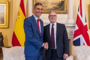 El primer ministro británico, Keir Starmer, y el jefe del Gobierno español, Pedro Sánchez, este miércoles en Downing Street, en Londres. EFE/EPA/BETTY LAURA ZAPATA / POOL