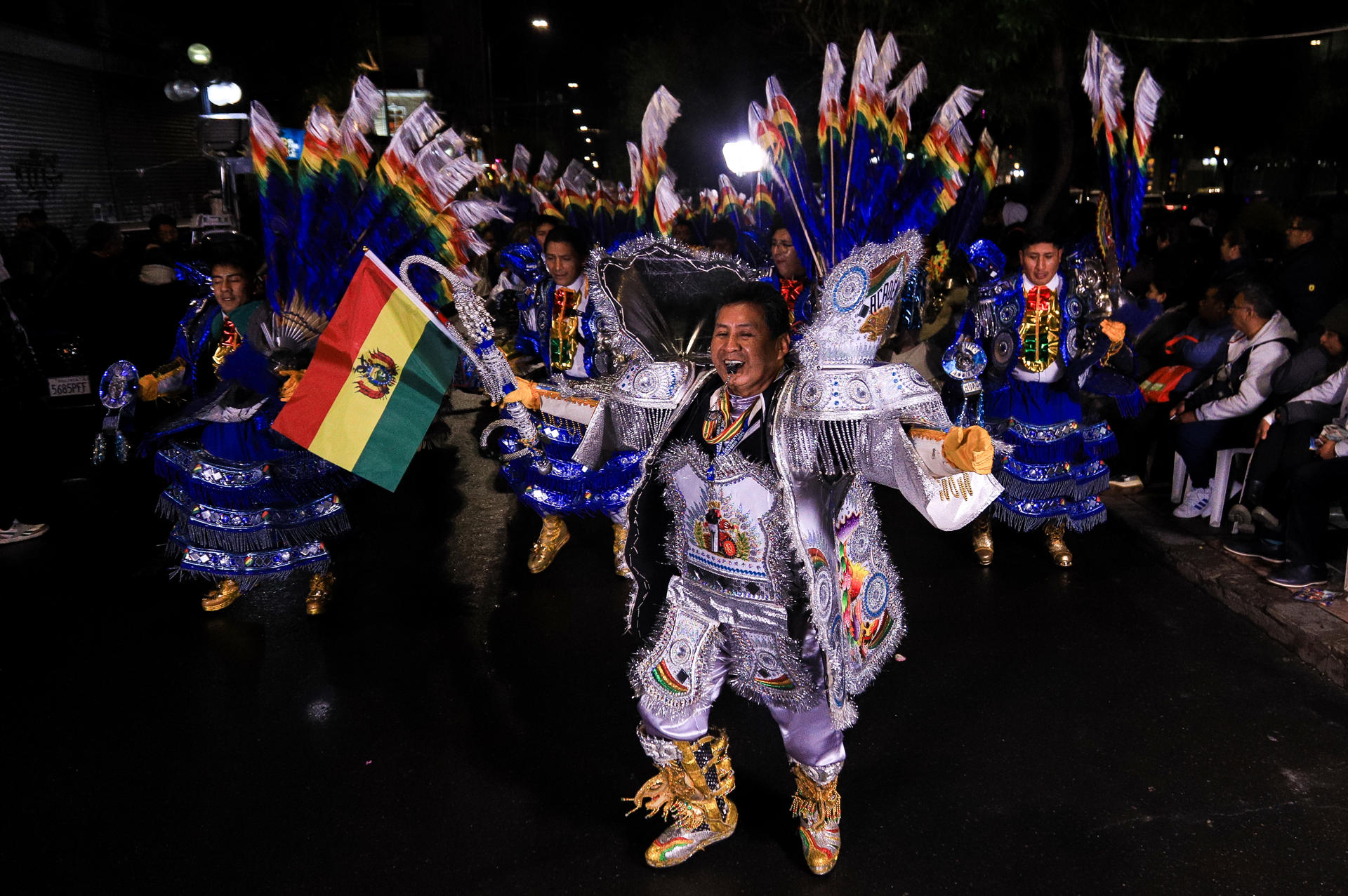 Personas lucen trajes típicos de la morenada en el desfile por el Día Nacional de la Morenada este sábado, en La Paz (Bolivia). EFE/ Gabriel Márquez