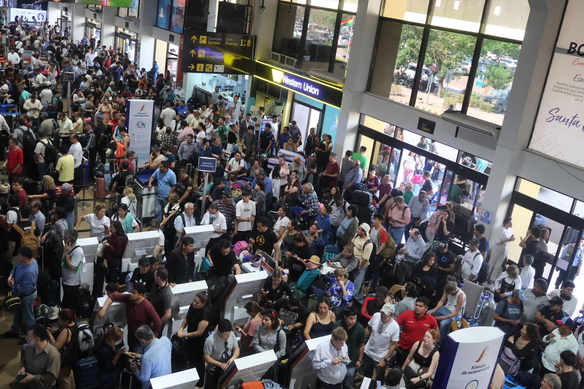 Personas esperan en el aeropuerto internacional de Viru Viru este lunes, en Santa Cruz (Bolivia). EFE/ Juan Carlos Torrejón
