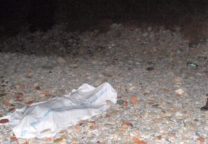 Imagen de archivo de un cuerpo sin vida de un inmigrante localizado en una playa de Ceuta. EFE/REDUAN