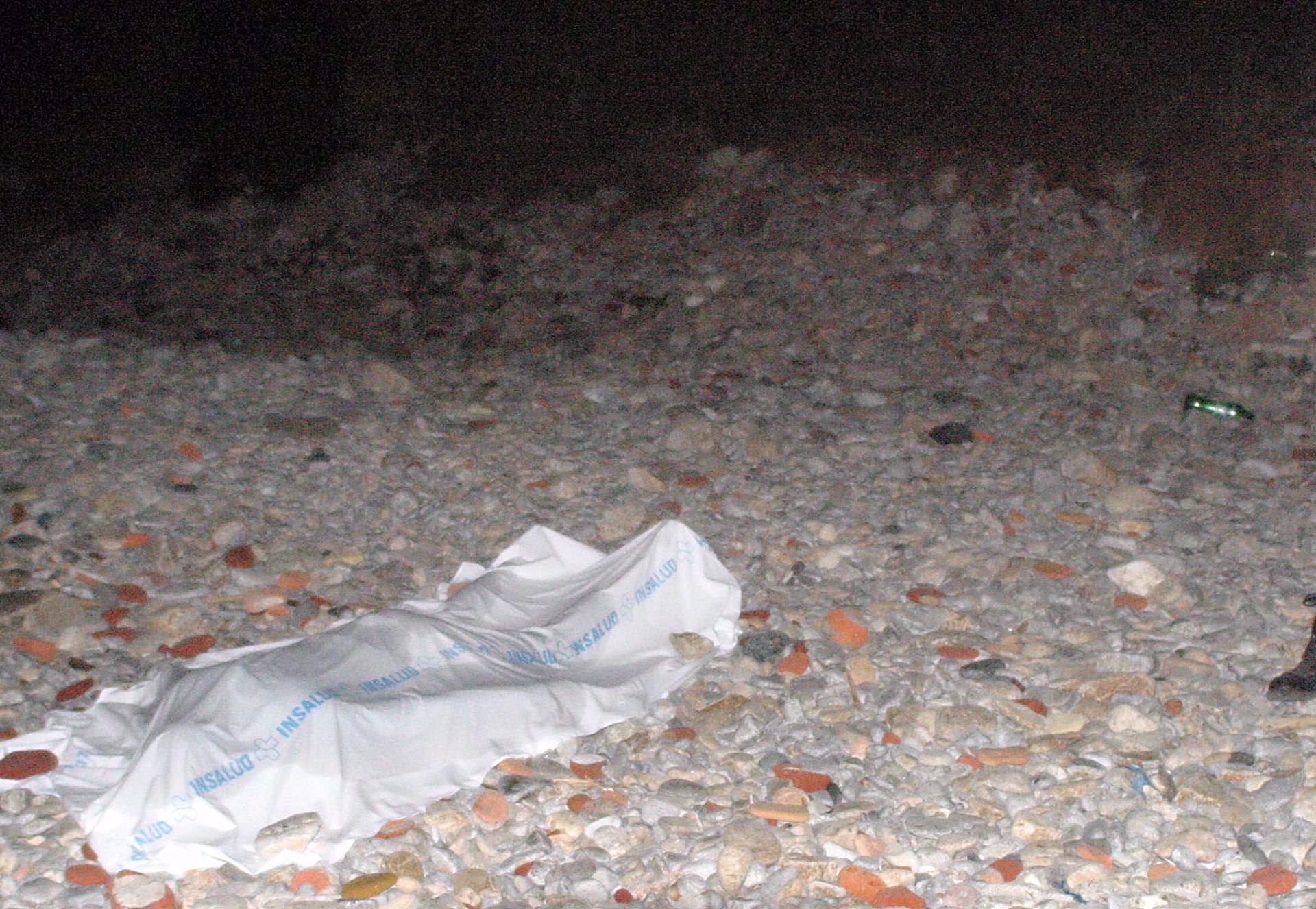 Imagen de archivo de un cuerpo sin vida de un inmigrante localizado en una playa de Ceuta. EFE/REDUAN