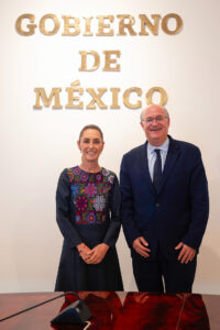 Fotografía cedida por la presidencia de México, de la mandataria mexicana, Claudia Sheinbaum (i) y el presidente del Banco Interamericano de Desarrollo (BID), IIan Goldfajn, posando al término de una reunión de trabajo este jueves, en el Palacio Nacional en Ciudad de México (México). EFE/ Presidencia de México /SOLO USO EDITORIAL/ NO VENTAS/ SOLO DISPONIBLE PARA ILUSTRAR LA NOTICIA QUE ACOMPAÑA (CRÉDITO OBLIGATORIO)
