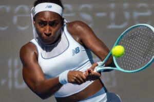 La estadounidense Coco Gauff, en un momento de su partido contra la suiza Belinda Bencic, en el Abierto de tenis de China. EFE/EPA/JESSICA LEE