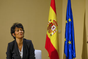 La ministra de Inclusión, Seguridad Social y Migraciones, Elma Saiz, interviene en el conversatorio 'El círculo vicioso de la xenofobia', este lunes en Madrid. EFE/ Javier Lizón