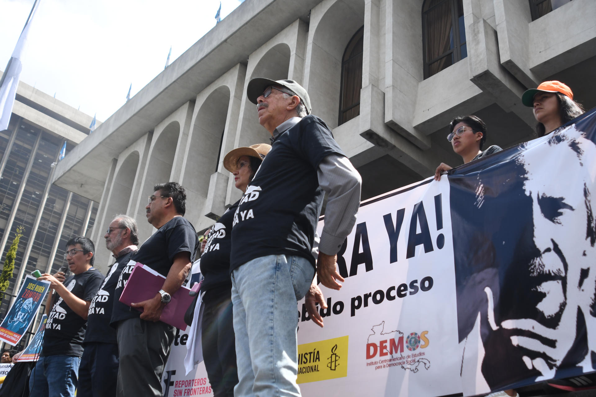 Personas se manifiestan para exigir la libertad del comunicador José Rubén Zamora este jueves, frente a las instalaciones de la Corte Suprema de Justicia, en Ciudad de Guatemala (Guatemala). EFE/ Alex Cruz
