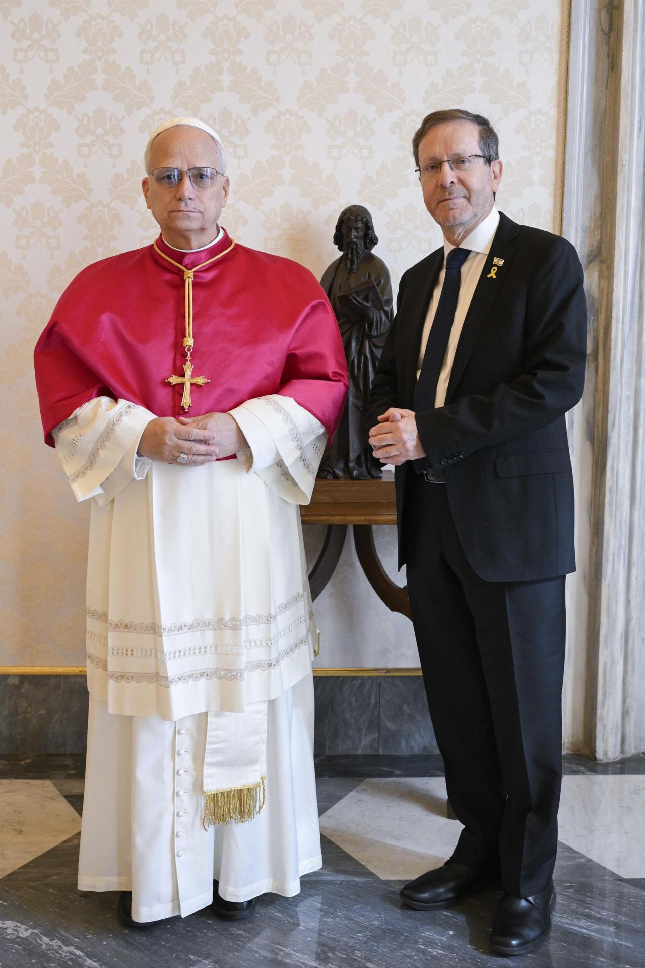 Una foto facilitada por Vatican Media muestra al Papa León XIV recibiendo al presidente israelí Isaac Herzog en la Ciudad del Vaticano, 4 de septiembre de 2025. (Papa) EFE/EPA/VATICAN MEDIA HANDOUT HANDOUT EDITORIAL USE ONLY/NO SALES