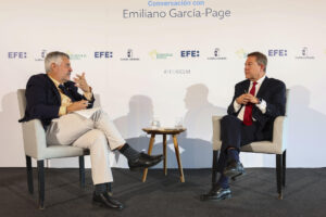 El presidente de EFE, Miguel Ángel Oliver (i), durante el encuentro informativo que mantuvo con el presidente de Castilla-La Mancha, Emiliano García-Page, con motivo de la celebración del 40 aniversario de la Agencia en Castilla-La Mancha, este viernes en Toledo. EFE/ Ismael Herrero