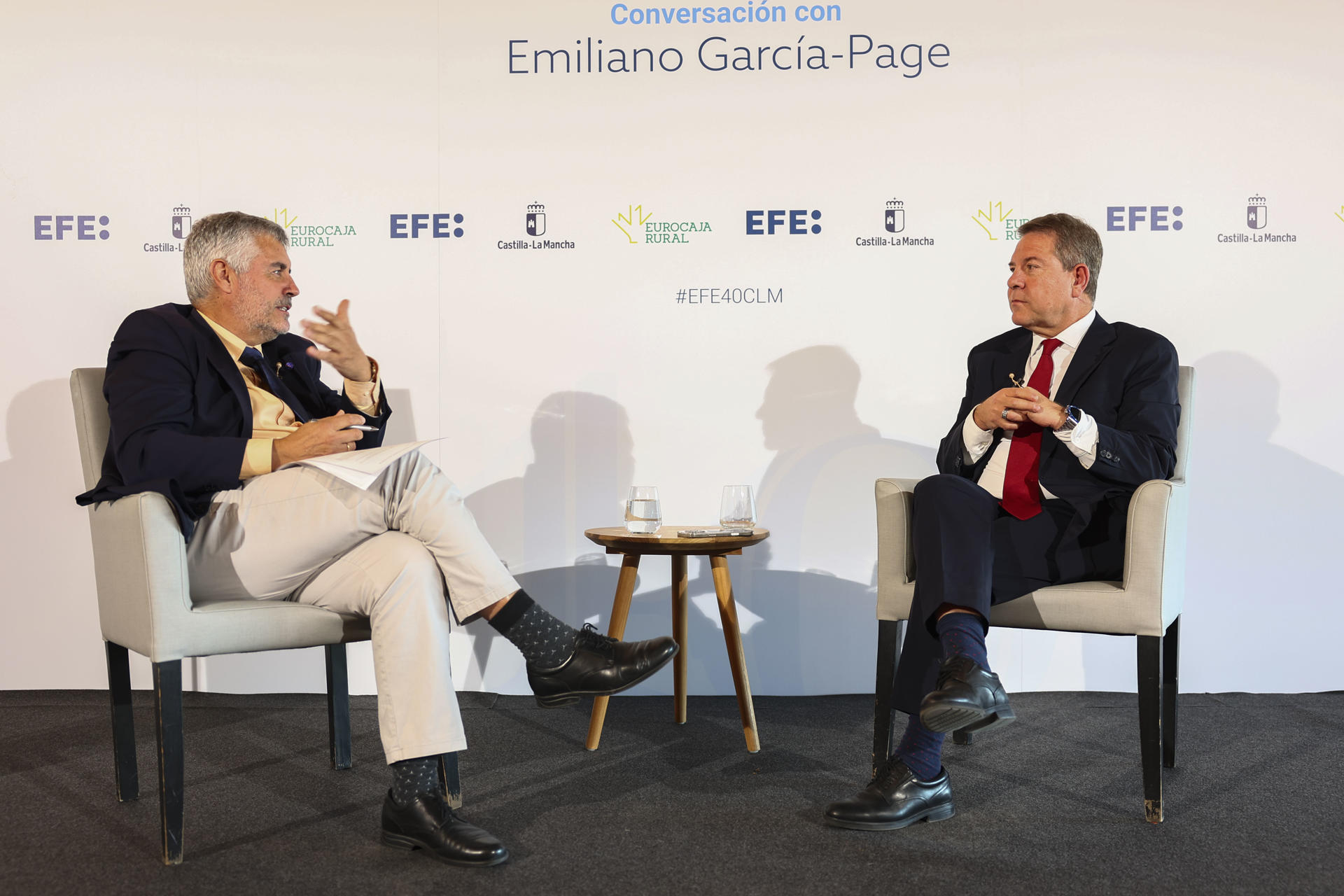 El presidente de EFE, Miguel Ángel Oliver (i), durante el encuentro informativo que mantuvo con el presidente de Castilla-La Mancha, Emiliano García-Page, con motivo de la celebración del 40 aniversario de la Agencia en Castilla-La Mancha, este viernes en Toledo. EFE/ Ismael Herrero