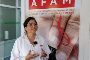 La neuropsicóloga de AFAM, Tatiana Benítez durante una entreista con la Agencia Efe con motivo del Día del Alzheimer. Aunque la vitalidad de Juana es envidiable, no recuerda bien su edad. Si se le pregunta cómo es su día a día, relata menesteres de un tiempo muy pasado; la memoria de Charo "va por rachas", por lo que no duda en apuntar las cosas. Ambas mujeres forman parte de las centenares de miles de personas enfermas de Alzheimer en España -no existe un censo real- que reclaman más recursos económicos y sociales al objeto de recibir una atención interdisciplinar. EFE/ Jero Morales