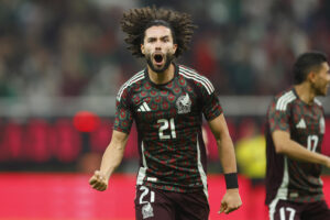 César Huerta de México celebra un gol en el Estadio Akron, en Guadalajara (México). EFE/ Francisco Guasco