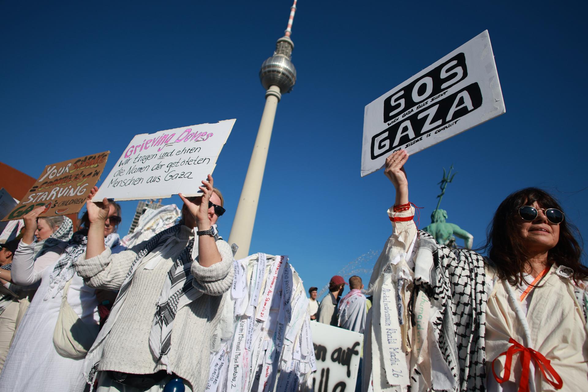 Participantes en la manifestación contra la actuación israelí en Gaza que ha tenido lugar este sábado en Berlín. EFE/EPA/Clemens Bilan
