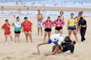 Luchadores canarios y bregadores vascos han participado en un acto promocional de la lucha canaria este sábado en San Sebastián. EFE/ Javi Colmenero