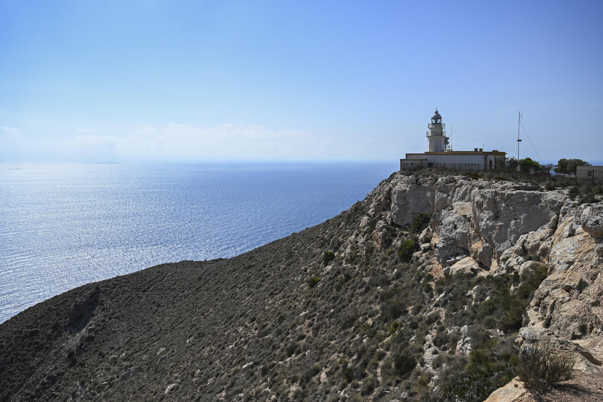 Mario Sanz, uno de los últimos fareros de España, se jubila tras más de tres décadas oteando el mar Mediterráneo desde el faro de Mesa Roldán, en el Parque Natural de Cabo de Gata-Níjar, ubicado en Almería (sureste de España). Con su marcha, se extingue en esa zona de Andalucía un oficio casi desaparecido en España, y queda en el aire el destino del singular museo que Sanz ha ido amasando y que se compone de 3.000 piezas dedicadas al mundo de las atalayas desde las que se vigila el mar. EFE/ Carlos Barba