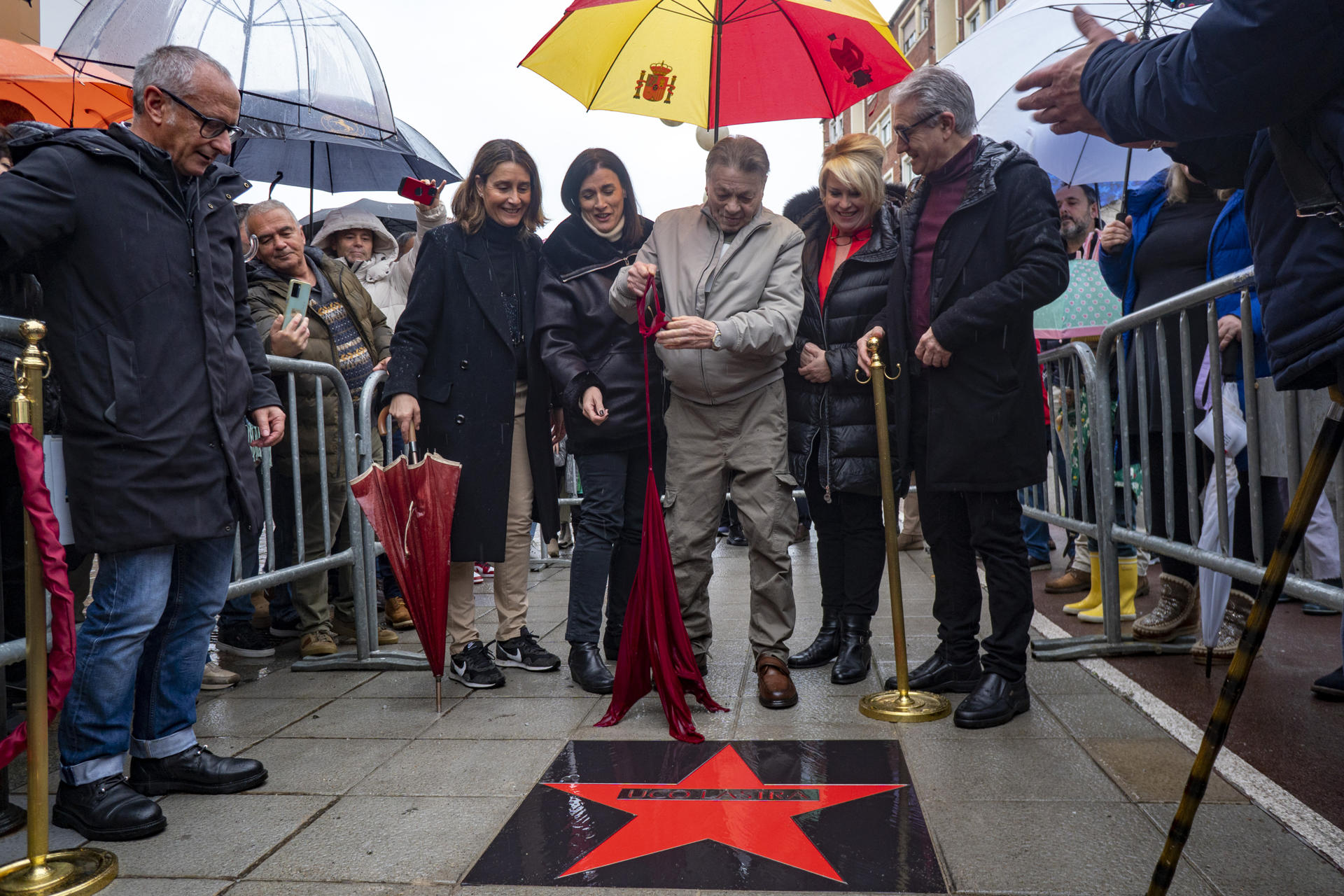 Cecilio Lastra "Uco Lastra" (c), campeón del Mundo de peso pluma en 1977, durante la ceremonia de presentación de su estrella en el Paseo de la Fama del barrio de Tetuán, el 25 de febrero de 2024 en Santander. EFE/ Román G. Aguilera