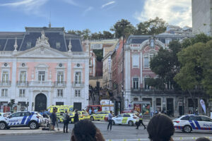 LISBOA (PORTUGAL), 03/09/2025.- Al menos una veintena de víctimas, entre las que hay muertos y heridos, se registraron este miércoles al descarrilar el Ascensor de Gloria (Elevador de Glória), uno de los principales funiculares turísticos del centro de Lisboa.
EFE/ Laia Mataix