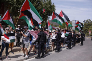 Manifestantes propalestinos antes de darse la salida de la vigésima etapa de La Vuelta a España disputada este sábado entre las localidades madrileñas de Robledo de Chabela y el Puerto de Navacerrada. EFE/ Javier Lizón