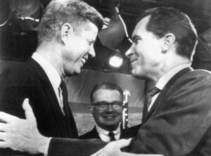 El vicepresidente de los Estados Unidos, Richard Nixon (dcha), candidato republicano a la Presidencia, y el senador John F. Kennedy, candidato por el Partido Demócrata, tras el debate electoral. EFE/Archivo