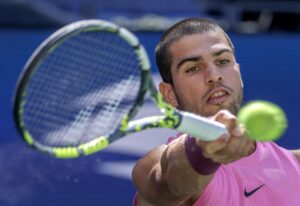 El español Carlos Alcaraz derrotó al checo Jiri Lehecka por 6-4, 6-2 y 6-4 en cuartos de final del Abierto de Estados Unidos y avanzó a las semifinales. EFE/EPA/CRISTOBAL HERRERA ULASHKEVICH