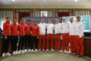 Los miembros de los equipos español (i) y danés de Copa Davis posan para una foto de grupo durante el sorteo de emparejamientos de la segunda clasificatoria de la Copa Davis 2025 este viernes. EFE/ Jorge Zapata