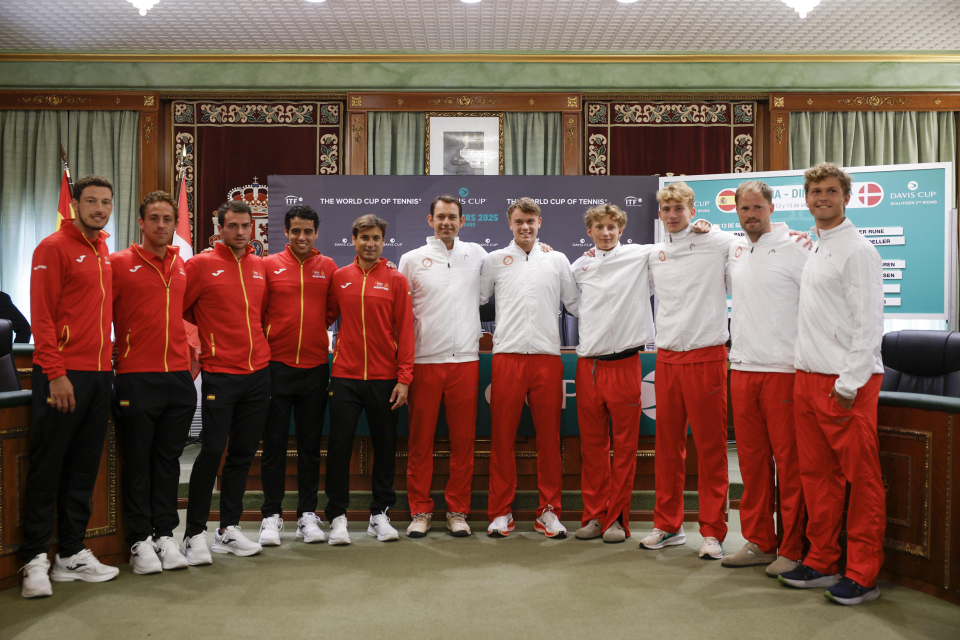 Los miembros de los equipos español (i) y danés de Copa Davis posan para una foto de grupo durante el sorteo de emparejamientos de la segunda clasificatoria de la Copa Davis 2025 este viernes. EFE/ Jorge Zapata