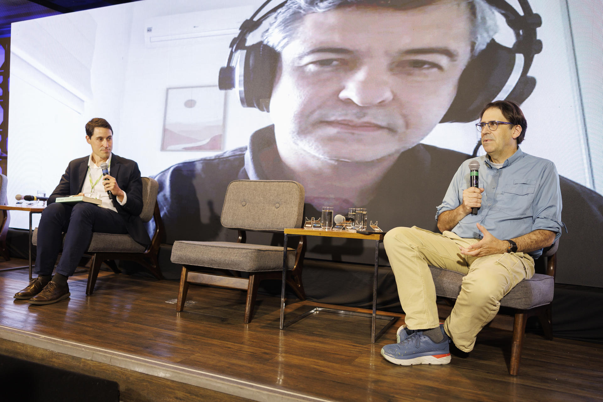 El coordinador general de la red MapBiomas, Tasso Azevedo (d), habla junto al director general de la Agencia EFE en Brasil, Manuel Pérez Bella (i), durante el III Foro Latinoamericano de Economía Verde (FLEV) este jueves, en São Paulo (Brasil). EFE/ Isaac Fontana