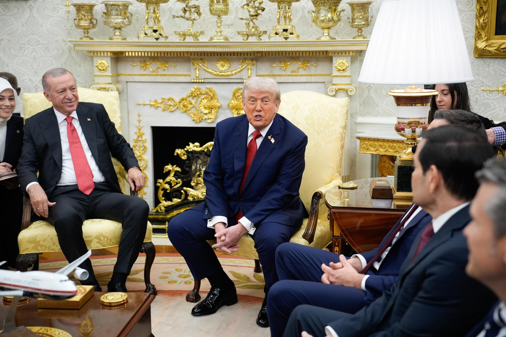 El presidente de EEUU, Donald Trump (c), habla con su homólogo de Turquía, Recep Tayyip Erdogan (2i), en la Oficina Oval de la Casa Blanca, en Washington, D.C., EE.UU., el 25 de septiembre de 2025. EFE/YURI GRIPAS / POOL