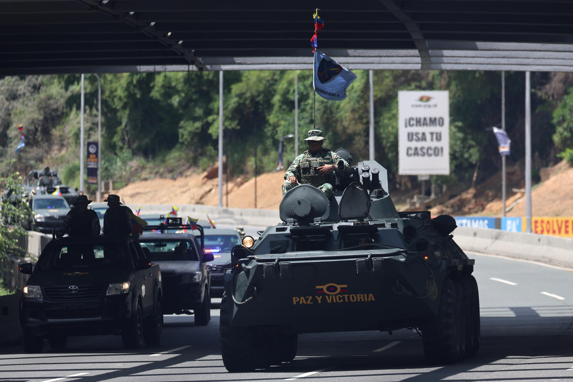 Integrantes de la Fuerza Armada Nacional Bolivariana (FANB) de Venezuela fueron captados este sábado, 20 de septiembre, al participar en una caravana de adiestramiento militar, en Caracas (Venezuela). EFE/Miguel Gutiérrez