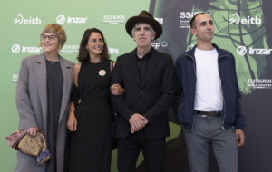 La directora Anuska Ariztimuño (2i) y el cantante Mikel Erentxun (2d) posan junto al equipo de la película "Hombre bala" en la alfombra roja de la gran Gala del Cine Vasco, en el marco del 73 Festival Internacional de Cine de San Sebastián. EFE/ Javier Etxezarreta