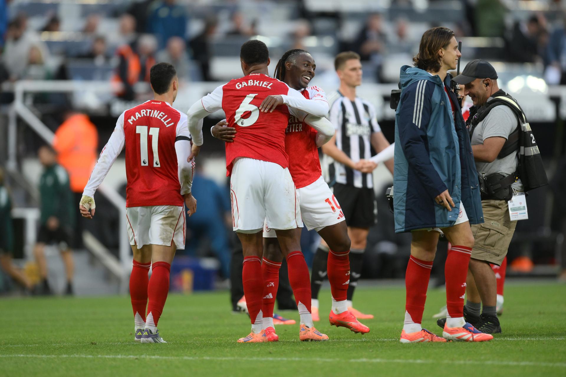 El jugador del Arsenal Gabriel celebra un gol durante el partido de la Premier League que han jugado Newcastle United y Arsenal FC, en Newcastle, Reino Unido. EFE/EPA/GARY OAKLEY
