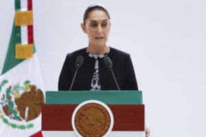 La presidenta de México, Claudia Sheinbaum, habla durante su Primer Informe de Gobierno en el Palacio Nacional este lunes, en Ciudad de México (México). EFE/ Sáshenka Gutiérrez