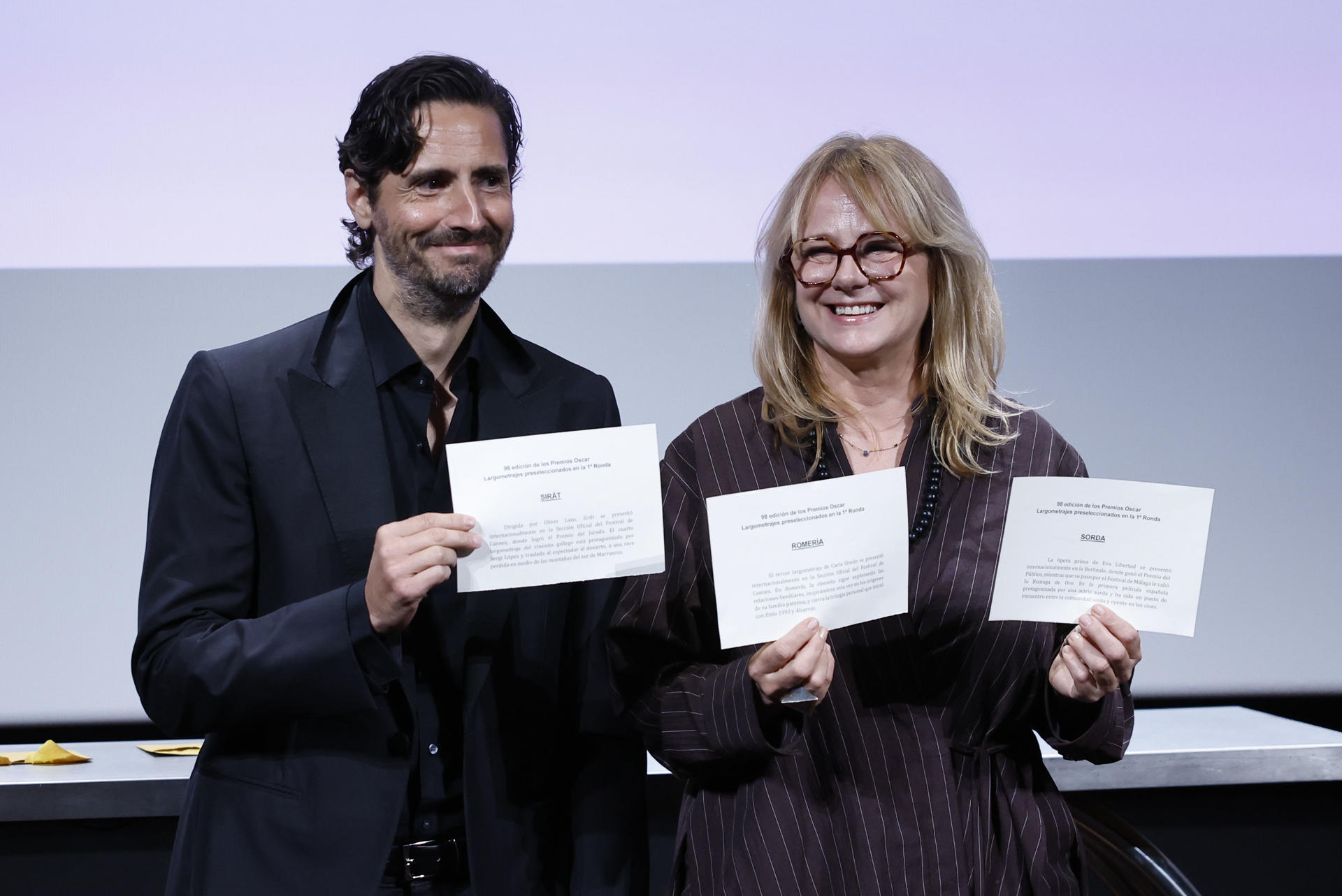La actriz Emma Suárez y el actor Juan Diego Botto dan a conocer este miércoles en Madrid el nombre de las tres películas preseleccionadas para optar a representar a España en la próxima edición de los Óscar, de las que saldrá la elegida que se anunciará el próximo día 17. 'Sîrat', de Óliver Laxe; 'Romería', de Carla Simón; y 'Sorda', de Eva Libertad, optarán a la elección a la categoría a mejor película internacional. EFE/ Chema Moya