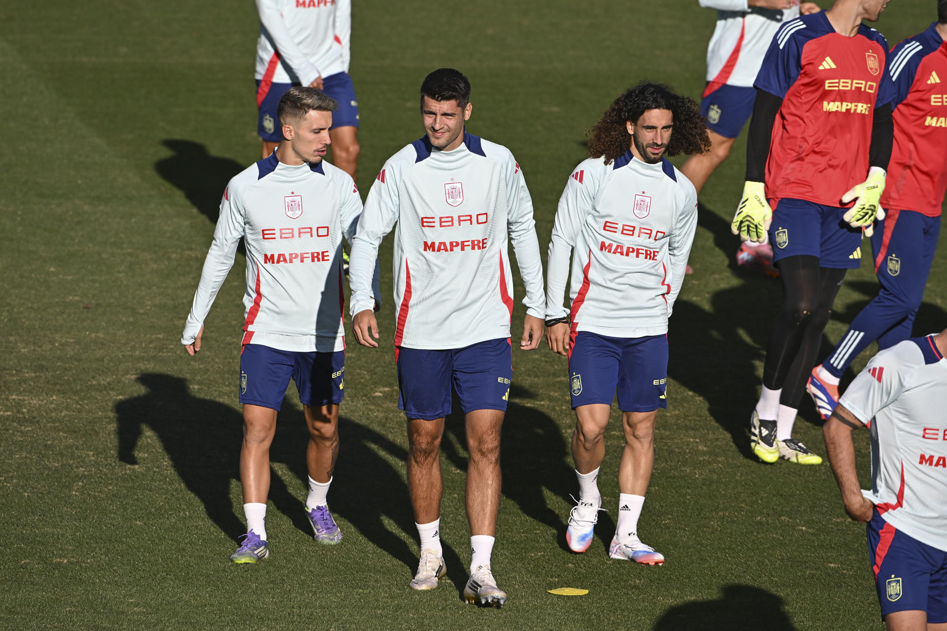 çLos jugadores de la selección española Alejandro Grimaldo, Álvaro Morata y Marc Cucurella durante el entrenamiento de este lunes en la Ciudad del Fútbol de Las Rozas, en Madrid, para preparar los partidos de clasificación del Mundial 2026. EFE/ Fernando Villar