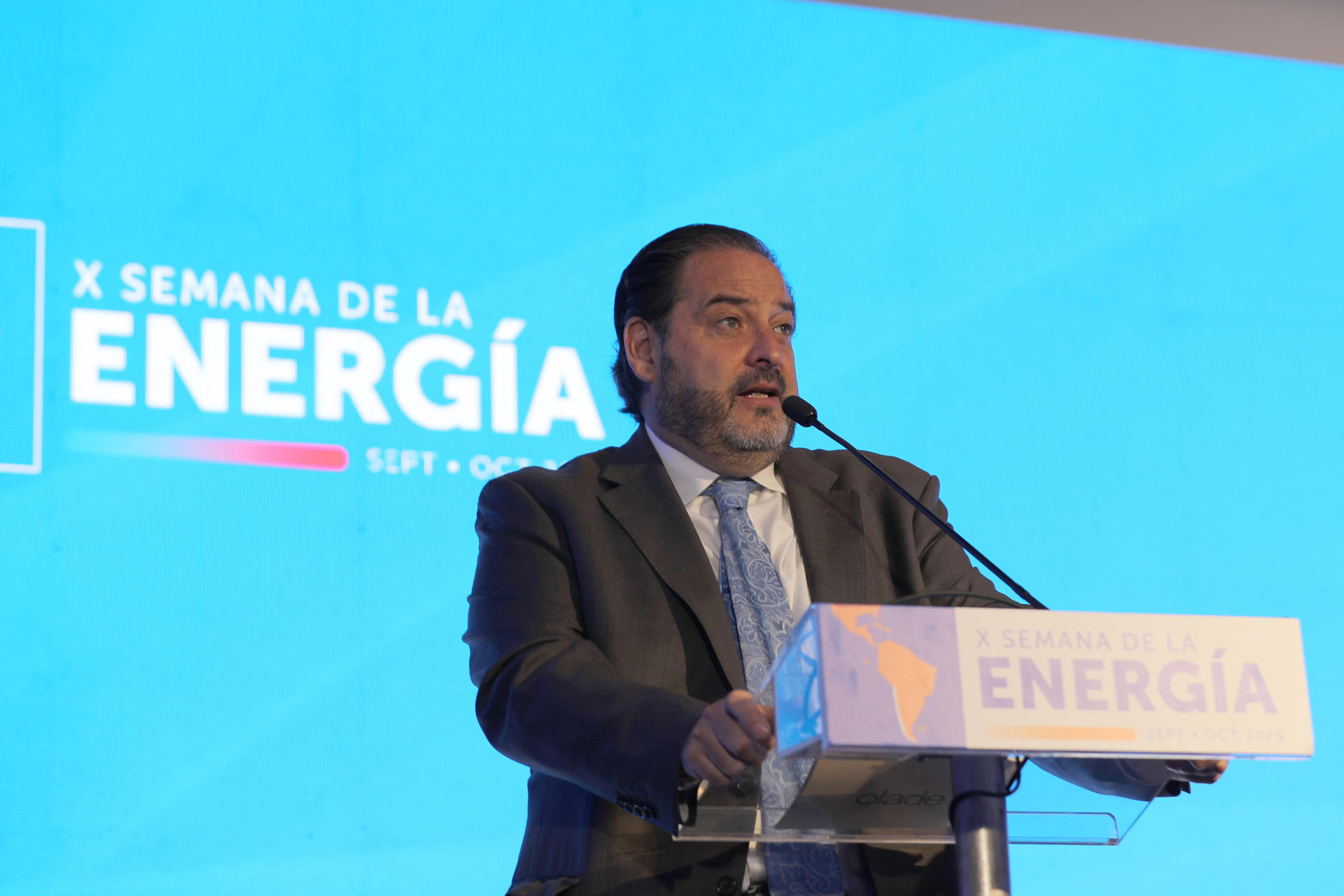 El secretario de la Organización Latinoamericana de Energía (Olade), Andrés Rebolledo, habla en un evento de la X Semana de la Energía este martes, en Santiago (Chile). EFE/ Javier Martin
