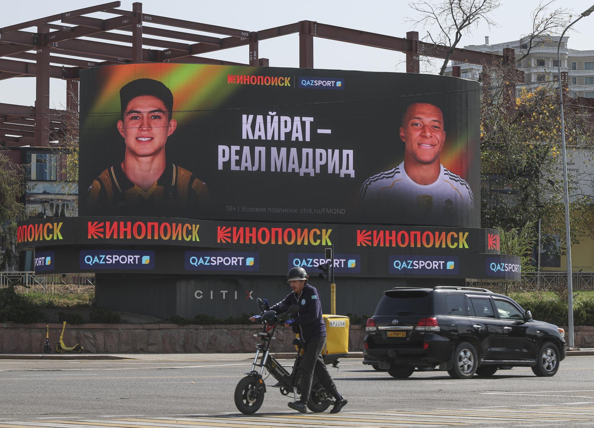 Cartel anunciador del partido entre el Kairat Almaty y el Real Madrid, de la segunda jornada de la Liga de Campeones. EFE/EPA/MAXIM SHIPENKOV